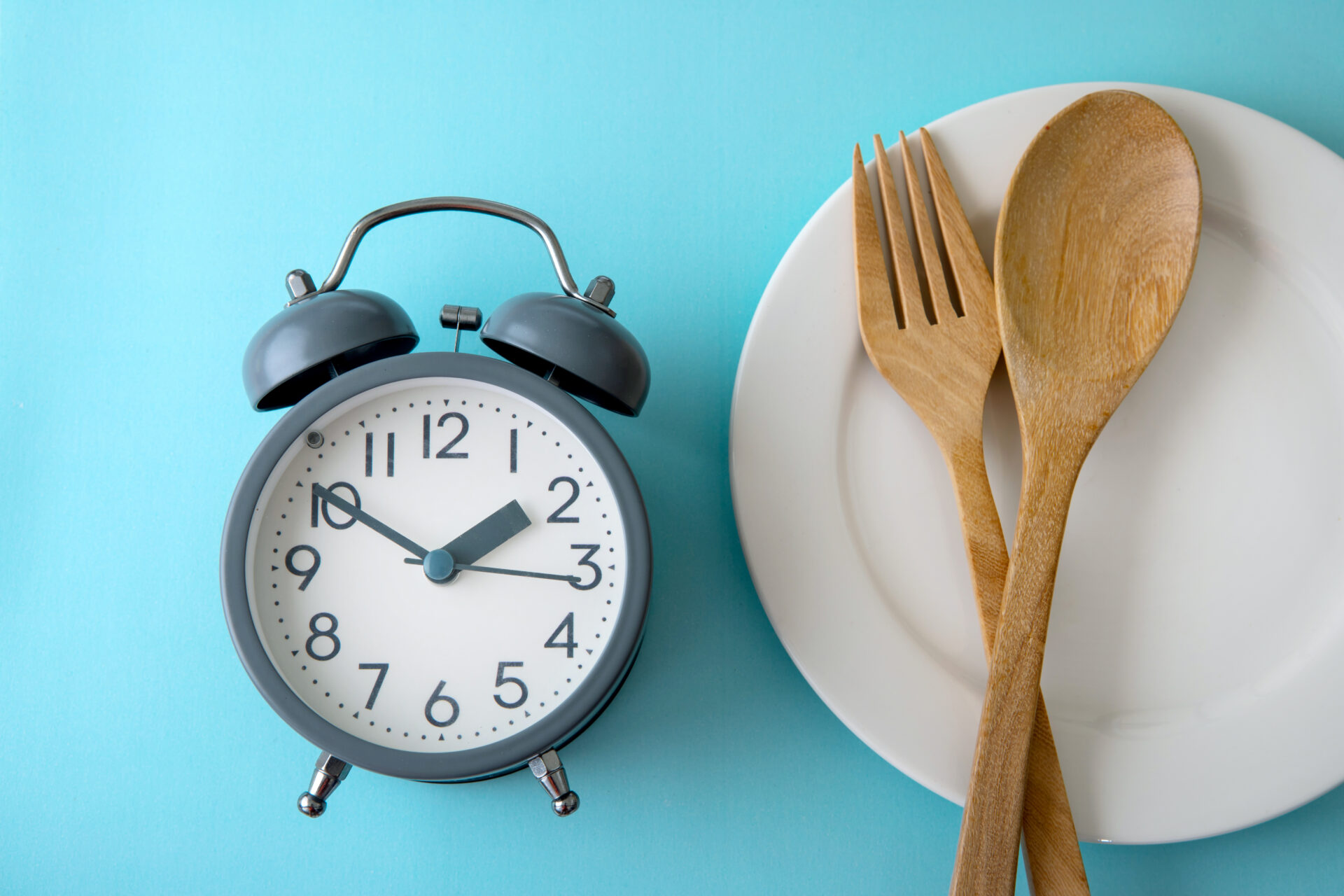 夜の食事と睡眠のイメージ